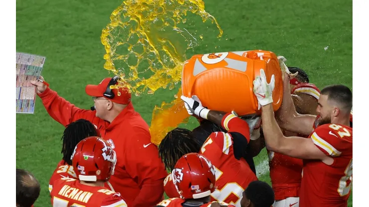 Celébralo, Andy: los Chiefs bañaron a Reid en jugo