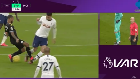 Papelón: el VAR revisó un planchazo criminal de Sterling y decidió que no era roja