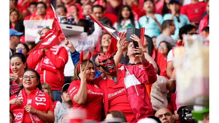 La afición de Toluca se va contra Cruz Azul