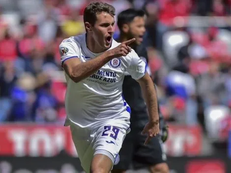 VIDEO | Santiago Giménez anota su primer gol en el profesionalismo