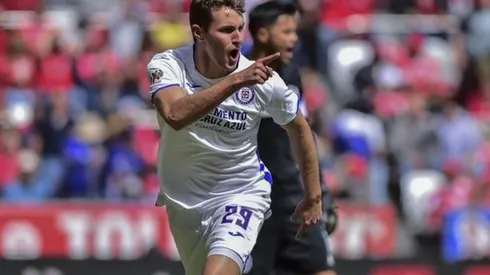 Celebración de Santiago Giménez