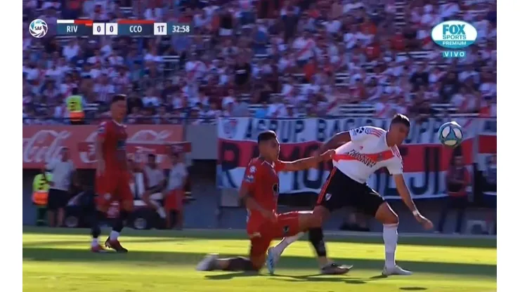 ¿Era penal? Suárez entró al área, le agarraron la camiseta y dejaron seguir