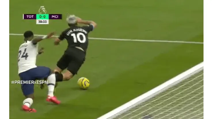 Agüero cayó en el área, dos minutos después el árbitro cobró penal y Lloris lo atajó