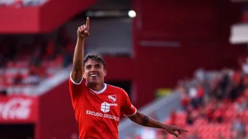 Así festejó Andrés Felipe Roa su primer gol con Independiente en Argentina.