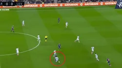 Es costumbre: Messi arrancó en mitad de cancha, amagó a tres y tiró un caño