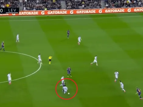 Es costumbre: Messi arrancó en mitad de cancha, amagó a tres y tiró un caño