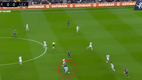 Es costumbre: Messi arrancó en mitad de cancha, amagó a tres y tiró un caño