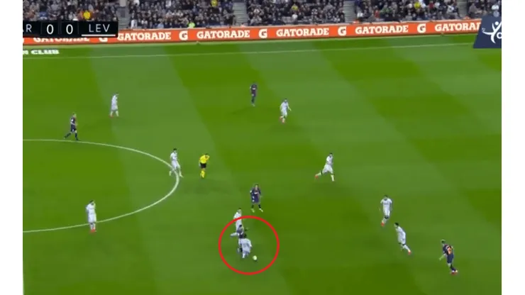 Es costumbre: Messi arrancó en mitad de cancha, amagó a tres y tiró un caño