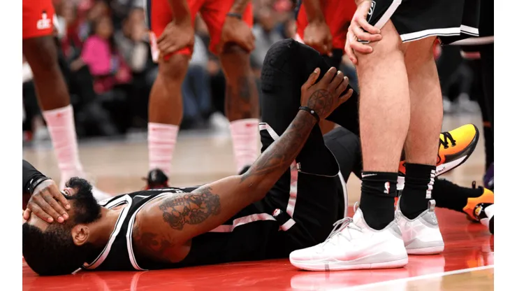 ¡Pésimas noticias! Kyrie Irving volvió a salir lesionado