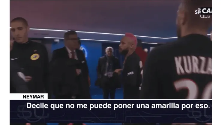 Video: Neymar se cruzó muy fuerte con el árbitro rumbo al vestuario
