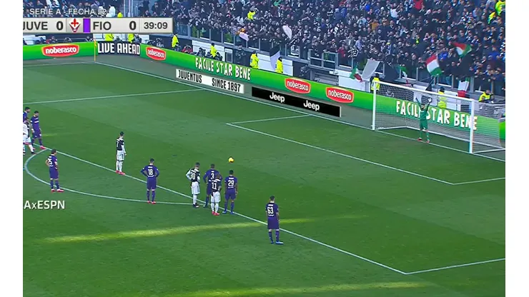 Pezzella la tocó con la mano en el área y Cristiano metió el primero de penal