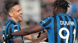 Duván Zapata festeja uno de los goles de Atalanta contra Genoa.