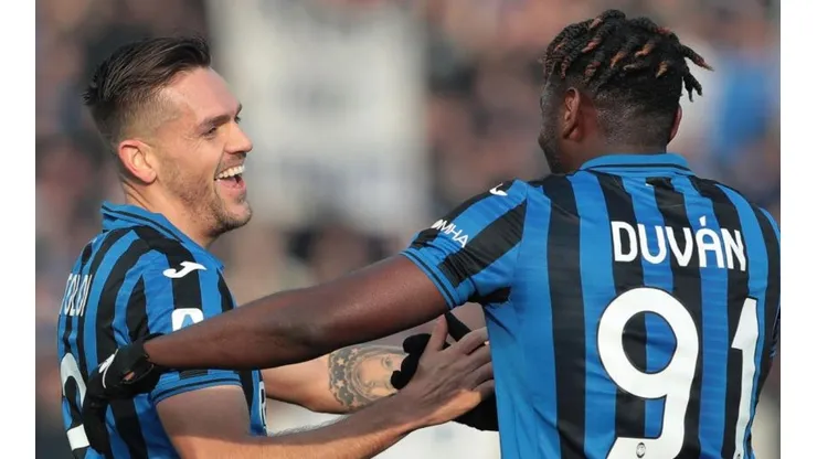 Duván Zapata festeja uno de los goles de Atalanta contra Genoa.