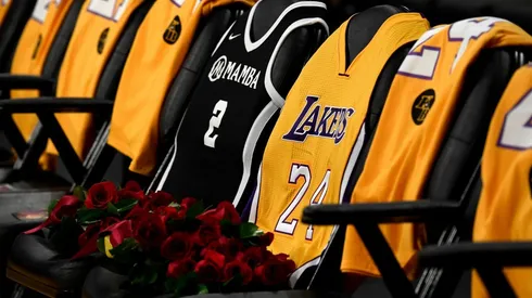 Los asientos de Kobe y Gianna vacíos, el homenaje de los jugadores y más en una noche emotiva