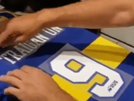 Compró una camiseta de Boca y le estampó: "Traigan un 9"