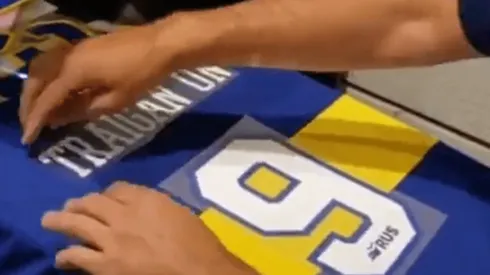 Compró una camiseta de Boca y le estampó: "Traigan un 9"