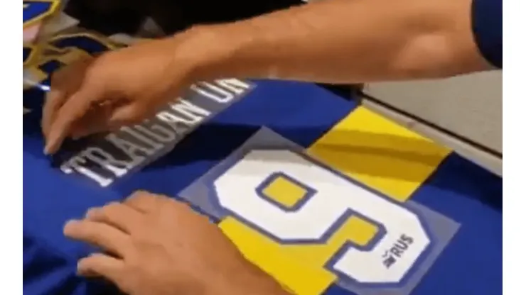 Compró una camiseta de Boca y le estampó: "Traigan un 9"
