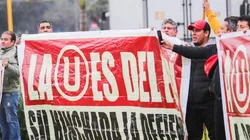 Los hinchas se manifiestan en las calles por el club de sus amores: La "U".