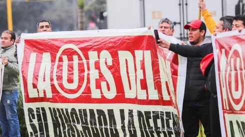 Los hinchas se manifiestan en las calles por el club de sus amores: La "U".