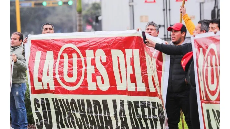 Los hinchas se manifiestan en las calles por el club de sus amores: La "U".
