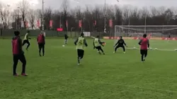 Eludió hasta al portero: el golazo de Edson en la práctica de Ajax