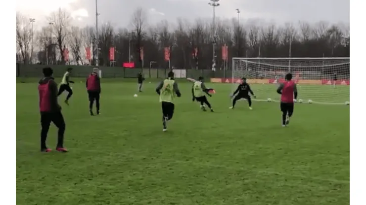Eludió hasta al portero: el golazo de Edson en la práctica de Ajax