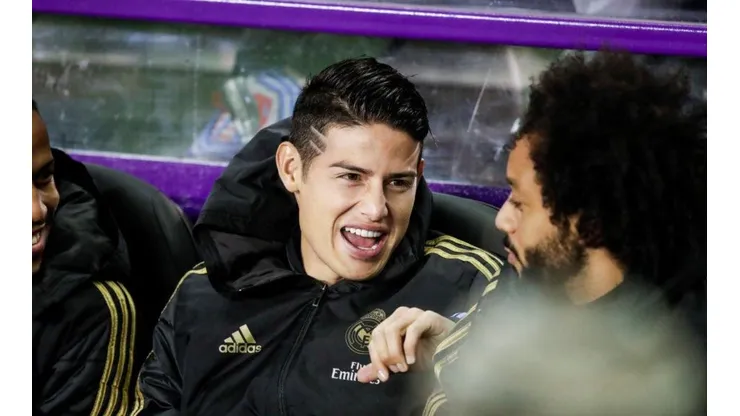 James Rodríguez en la suplencia con Marcelo y Éder Militao ante el Real Valladolid.