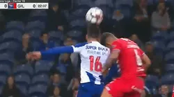 Impresionante: Matheus Uribe fue a un duelo aéreo y le rompieron la cara