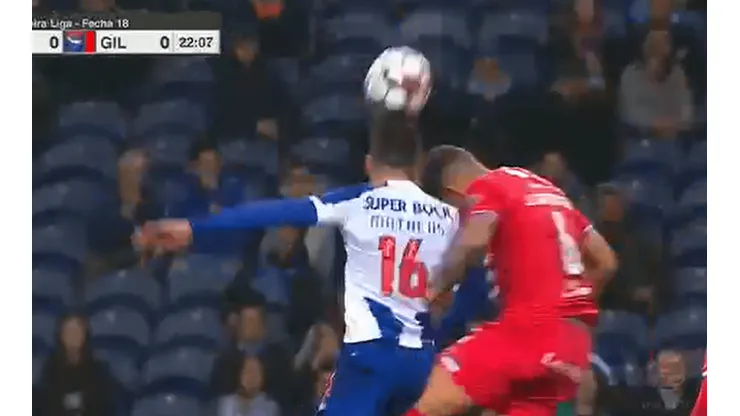 Impresionante: Matheus Uribe fue a un duelo aéreo y le rompieron la cara