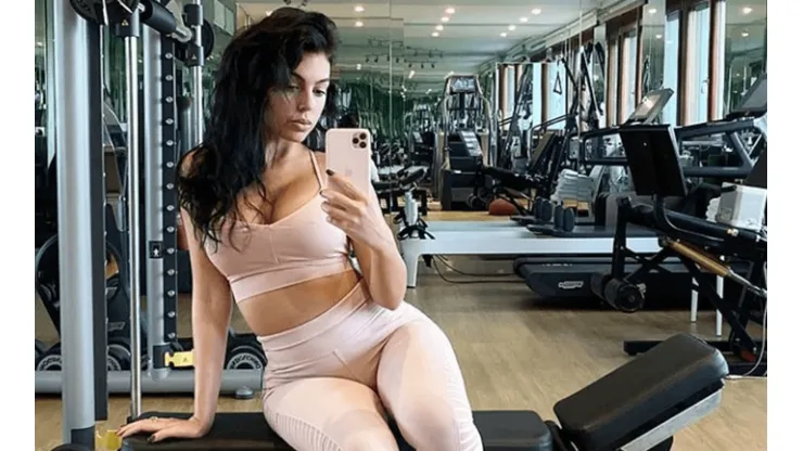 Georgina Rodríguez festejó los 26 en familia y con escotazo para la selfie
