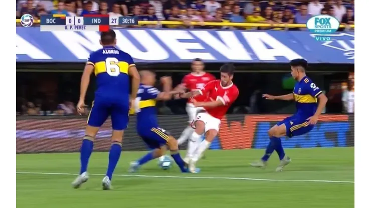 Pablo Pérez recibió la roja por un patadón y se fue muy insultado