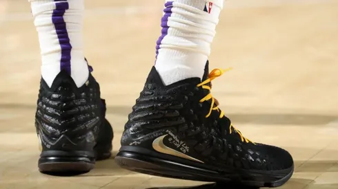 Lebron utilizó zapatillas con el nombre de Bryant en el partido de los Lakers