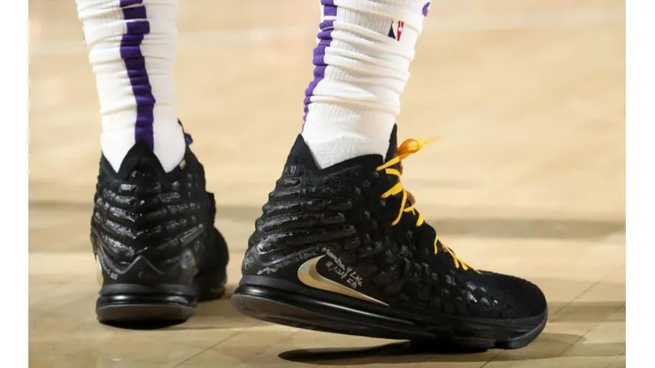 Lebron utilizó zapatillas con el nombre de Bryant en el partido de los Lakers