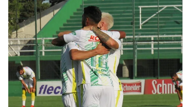 Defensa dio una clase de fútbol y goleó a Talleres