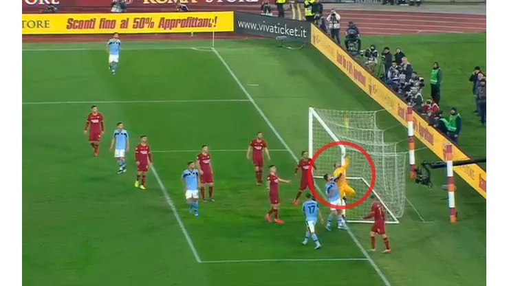 Pau López le regaló a la Lazio el gol más insólito de la Serie A
