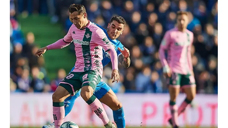Andrés Guardado salió lesionado en partido del Betis.