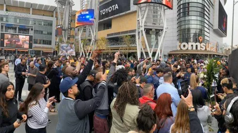 Multitud se congrega en el Staples Center en honor a Kobe Bryant