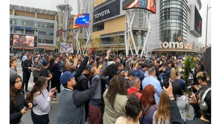 Multitud se congrega en el Staples Center en honor a Kobe Bryant
