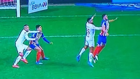 El escandaloso penal que le cobraron a Chivas para el 2-1.