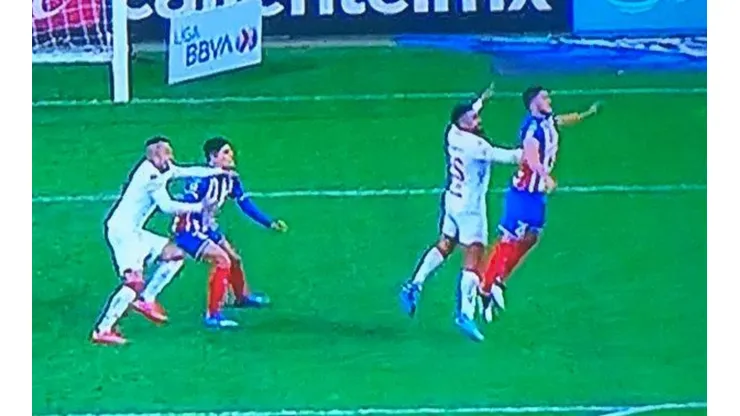 El escandaloso penal que le cobraron a Chivas para el 2-1.