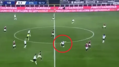 Hizo rápido un tiro libre, le pegó desde mitad de cancha ¡y marcó un golazo!