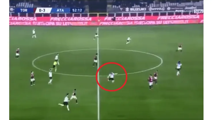 Hizo rápido un tiro libre, le pegó desde mitad de cancha ¡y marcó un golazo!