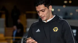 Raúl Jiménez la rompe dentro y fuera de la cancha