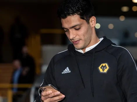 Raúl Jiménez la rompe dentro y fuera de la cancha