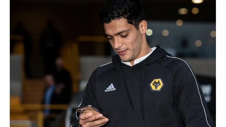 Raúl Jiménez la rompe dentro y fuera de la cancha