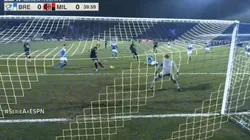 Video: Ibrahimovic erró el gol del año ante Brescia