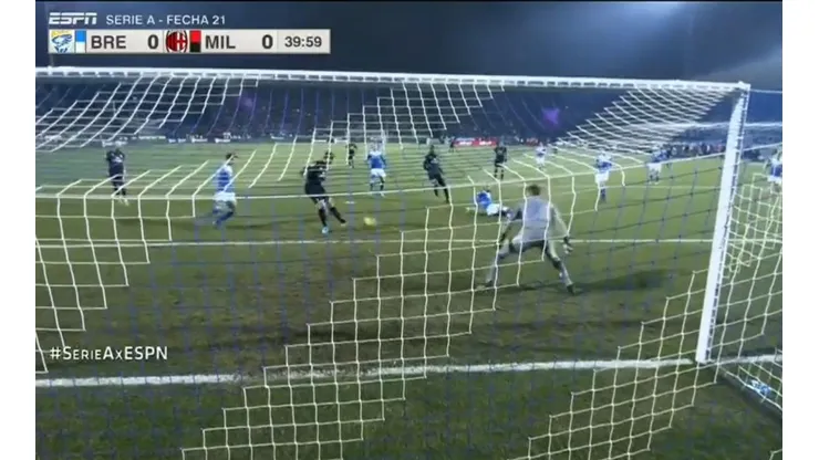 Video: Ibrahimovic erró el gol del año ante Brescia