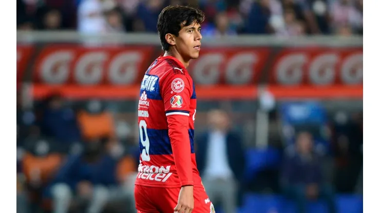 La regla que favorece a Chivas e impide que Macías se marche