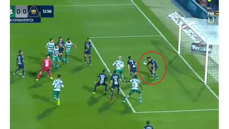 ¡El árbitro se equivocó de jugador al mostrar la roja!