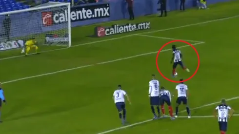 ¡Displicente! Aké Loba erró un penal en su debut